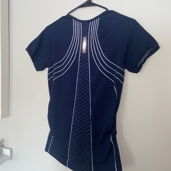 Athleta Finish Fast Line Tee Top Navy Blue 
Size Medium - Picture 6 of 11